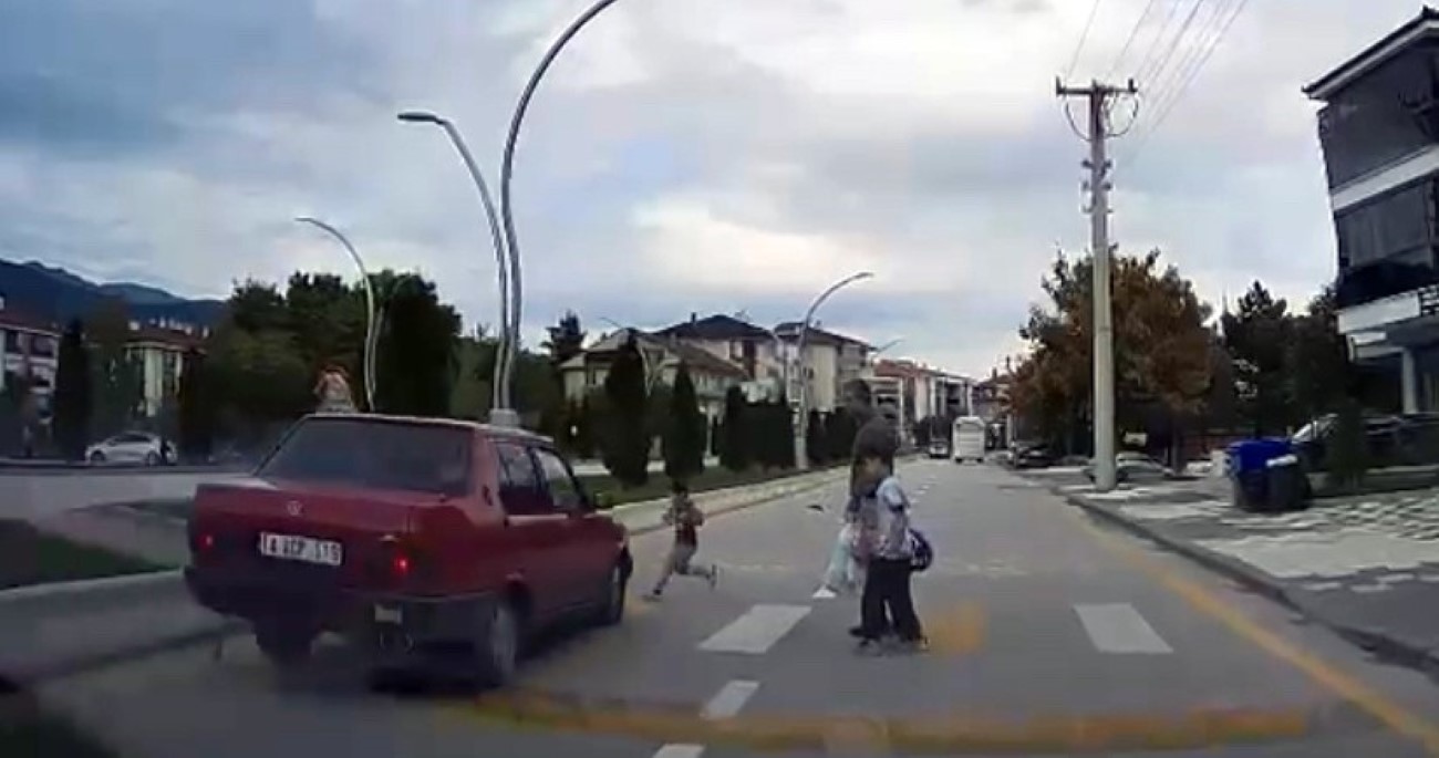 Bolu’da bir otomobil yaya geçidinde 4 yaşındaki çocuğa böyle çarptı: O anlar kamerada