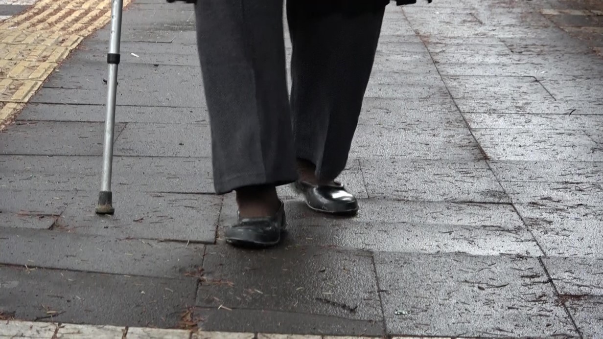 Hayırlı evlat: Bankaya çamurlu girmesin diye annesinin ayakkabısını elleriyle temizledi