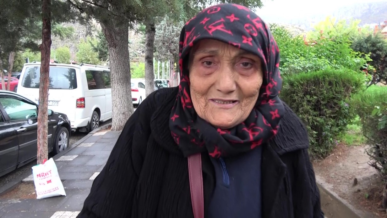 Hayırlı evlat: Bankaya çamurlu girmesin diye annesinin ayakkabısını elleriyle temizledi