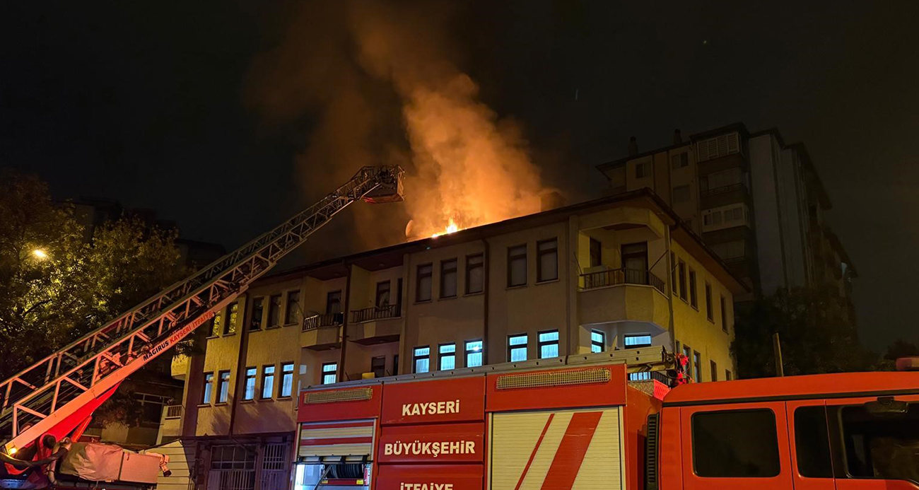 Eşi eve almayınca sinirlenip binanın çatısını yaktı: 1 gözaltı