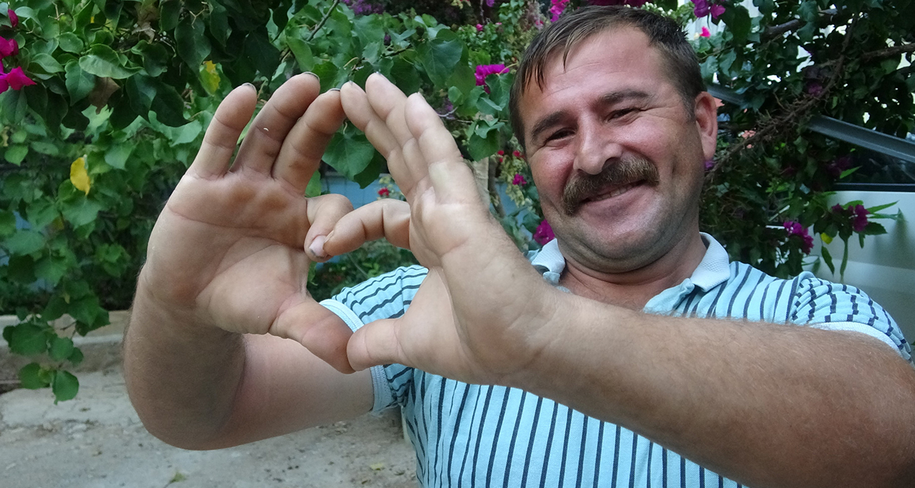 Uçağa valizleri yüklerken sempatik tavırlarıyla meşhur oldu, o anlar milyonlarca kez izlendi