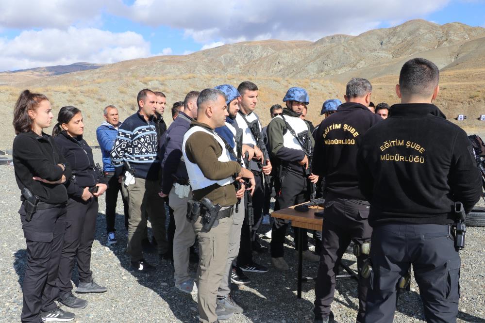Türk polisi zoru başarıyor: Sis, karanlık fark etmiyor hedef 12’den