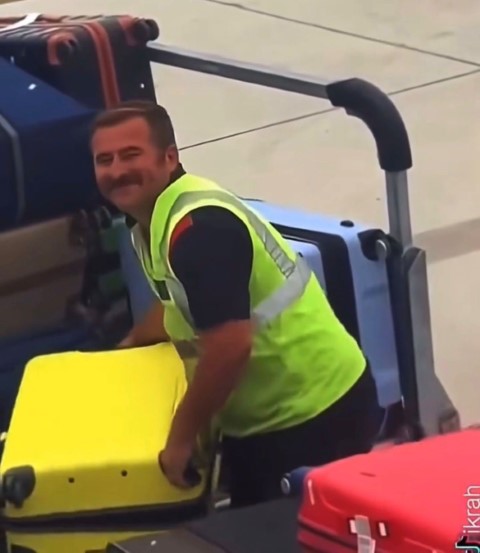Uçağa valizleri yüklerken sempatik tavırlarıyla meşhur oldu, o anlar milyonlarca kez izlendi
