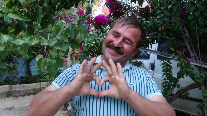 Uçağa valizleri yüklerken sempatik tavırlarıyla meşhur oldu, o anlar milyonlarca kez izlendi