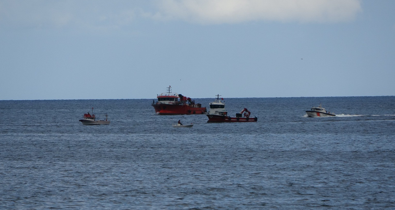 Denizde teknesi terk edilmiş halde bulunan balıkçı için arama çalışması başlatıldı