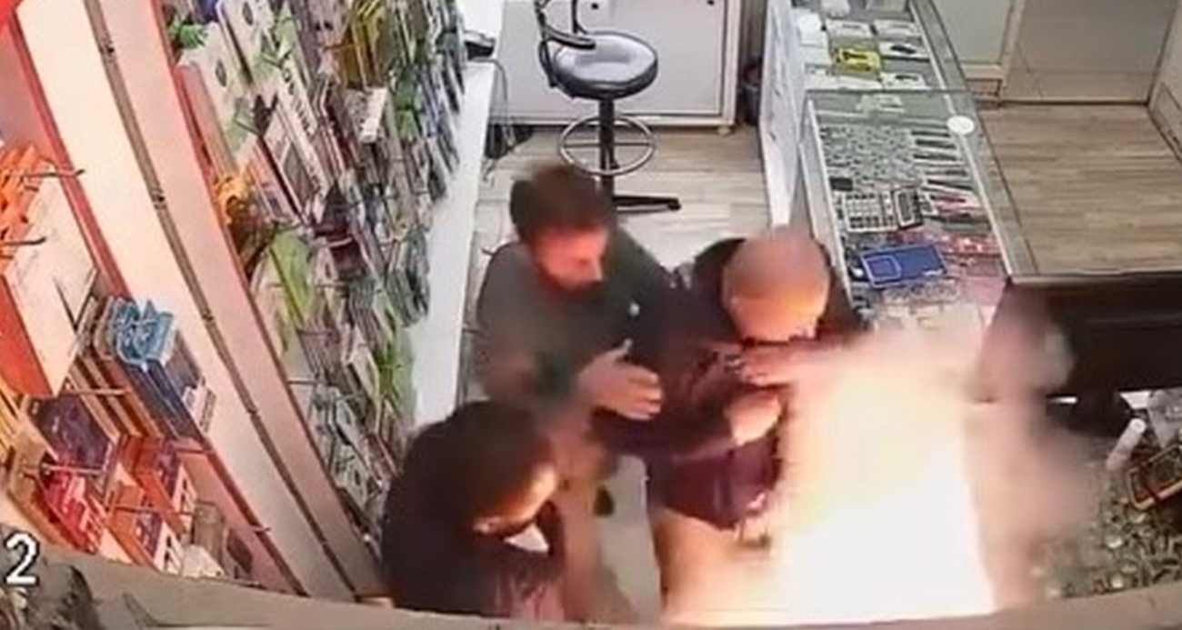 Cep telefonu bataryası bomba gibi patladı