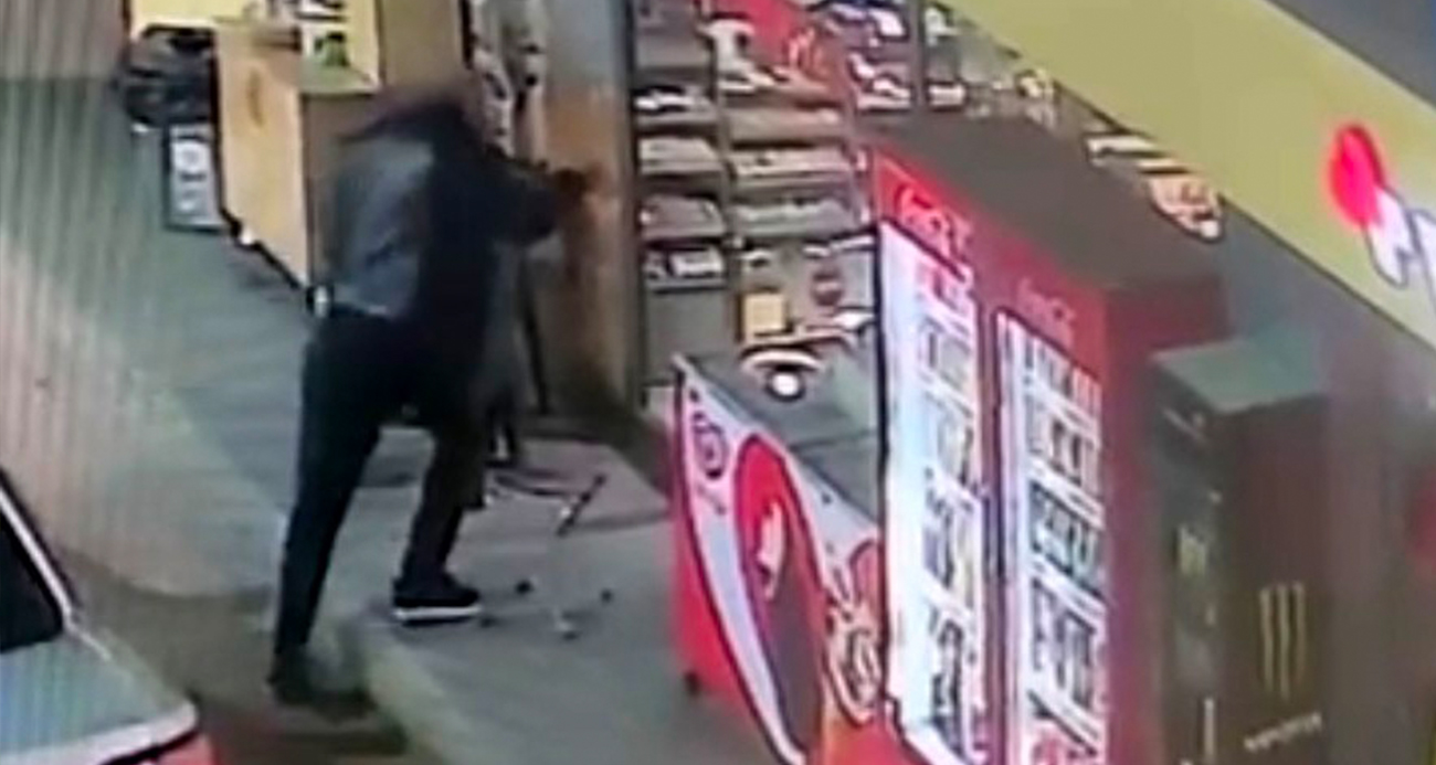 Cam kapıyı fark etmedi, kafasını çarpıp yere savruldu