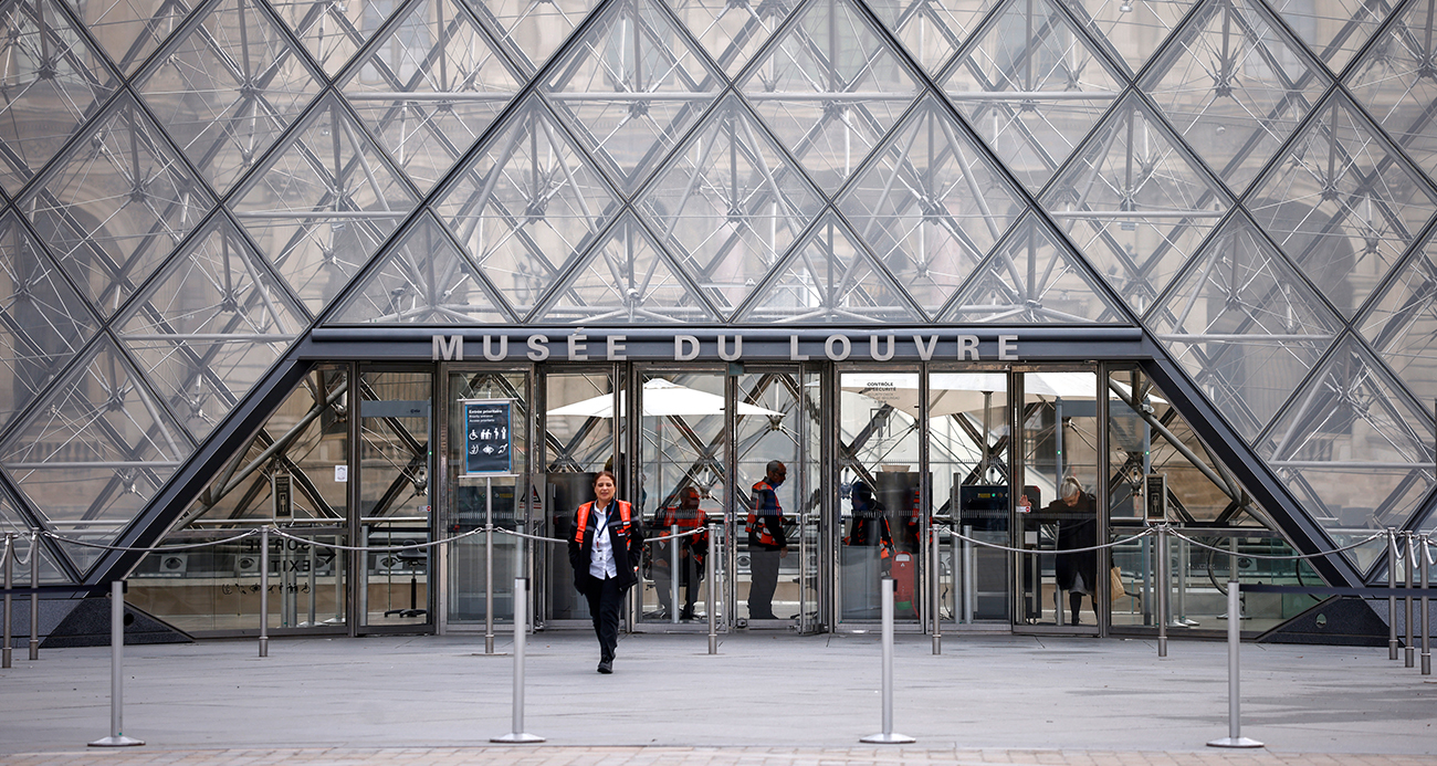 Louvre Müzesi soygundan 3 gün sonra yeniden ziyarete açıldı