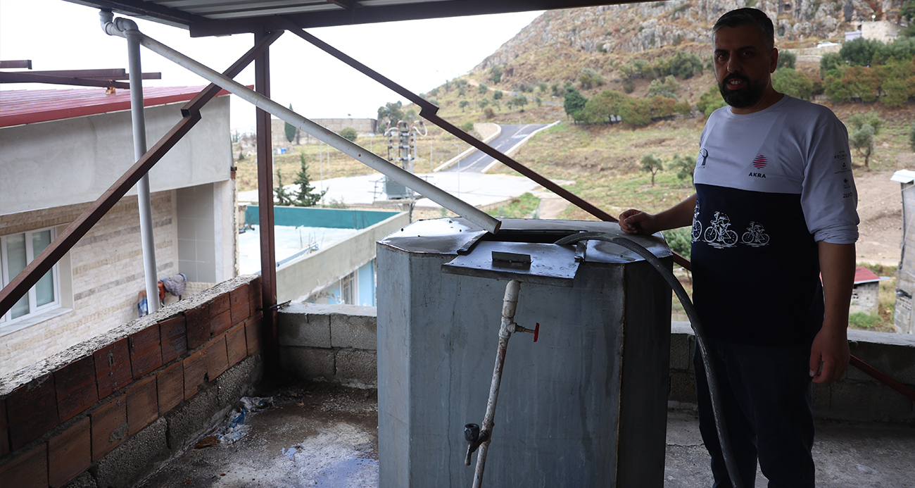 Kurduğu sistemle depoladığı yağmur suyunu evde kullanan vatandaş sosyal medyada ilgi odağı oldu