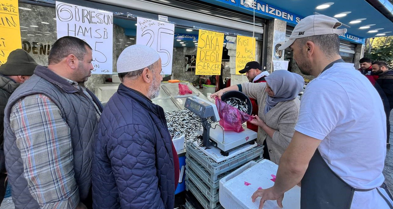 Ordu’da hamsi 25 liraya düştü, vatandaş sıraya girdi