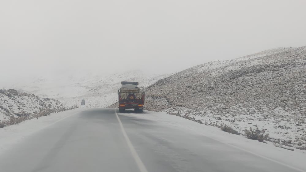 Van-Bahçesaray yolu üzerindeki Karabet Geçidi’ne mevsimin ilk karı düştü