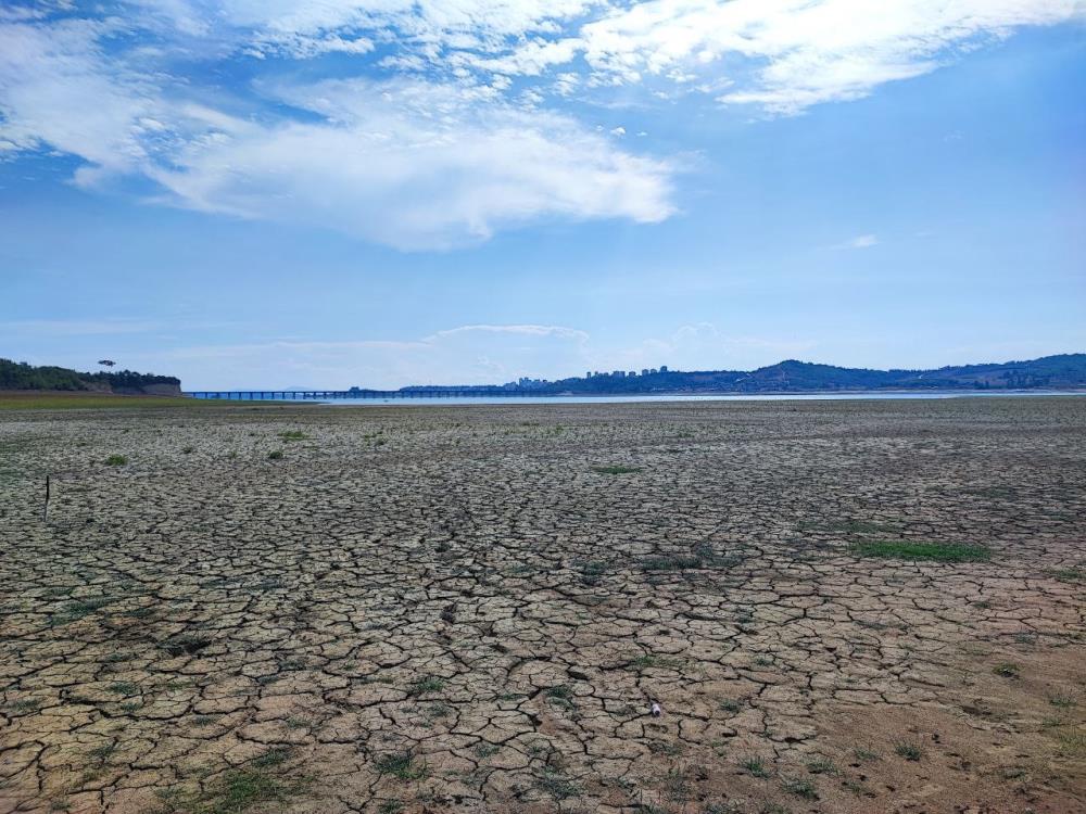 Kuraklığın izi: Seyhan Baraj Gölü’nde sular çekilince toprak çatladı