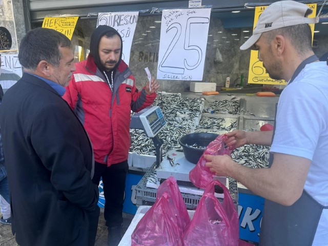Ordu’da hamsi 25 liraya düştü, vatandaş sıraya girdi
