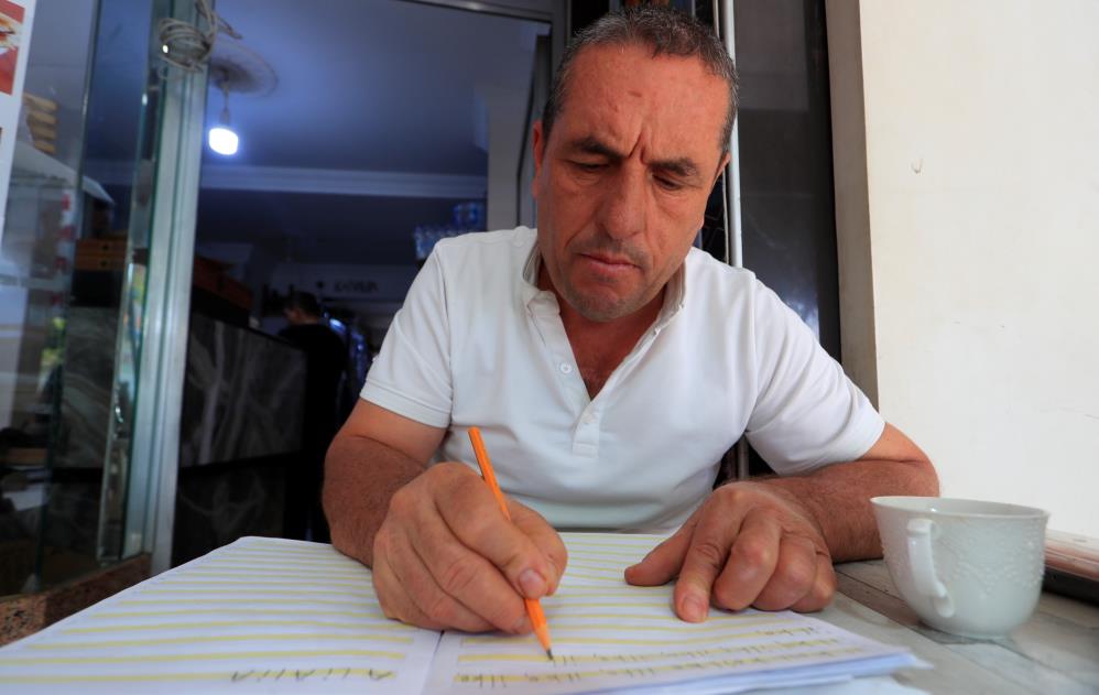 Ehliyet sahibi olabilmek için 48 yaşında okuma-yazma öğrenmeye başladı