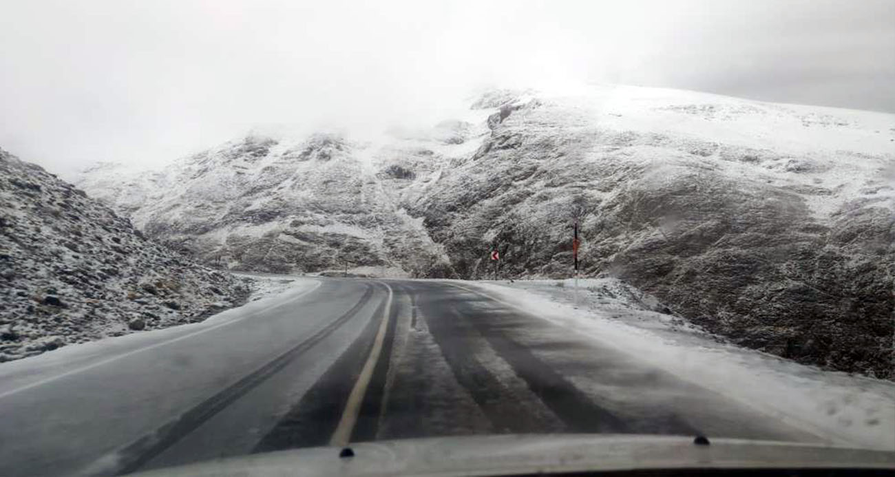 Van-Bahçesaray yolu üzerindeki Karabet Geçidi’ne mevsimin ilk karı düştü