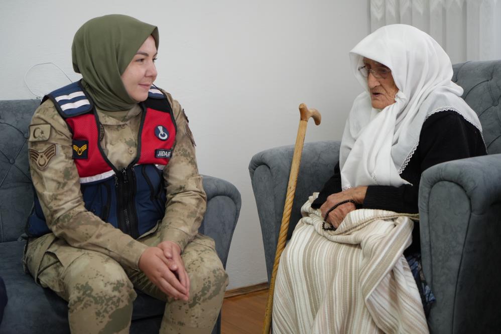 97 Yaşındaki Rabiye ninenin asker sevgisi: 