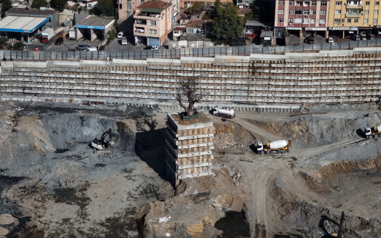 Milyarlık projede tarihi ağaca fore kazıklı koruma