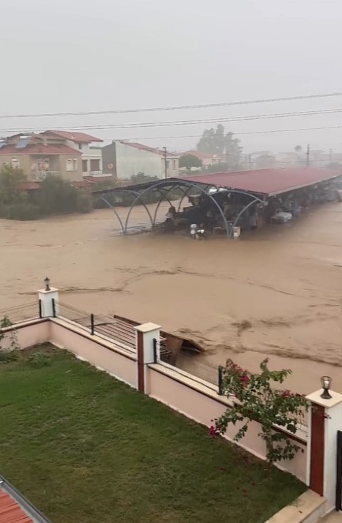 İzmir’de sağanak yağış yolları göle çevirdi