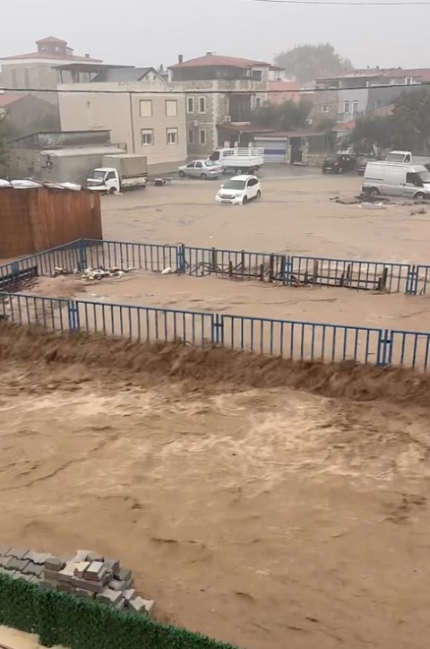 İzmir’de sağanak yağış yolları göle çevirdi