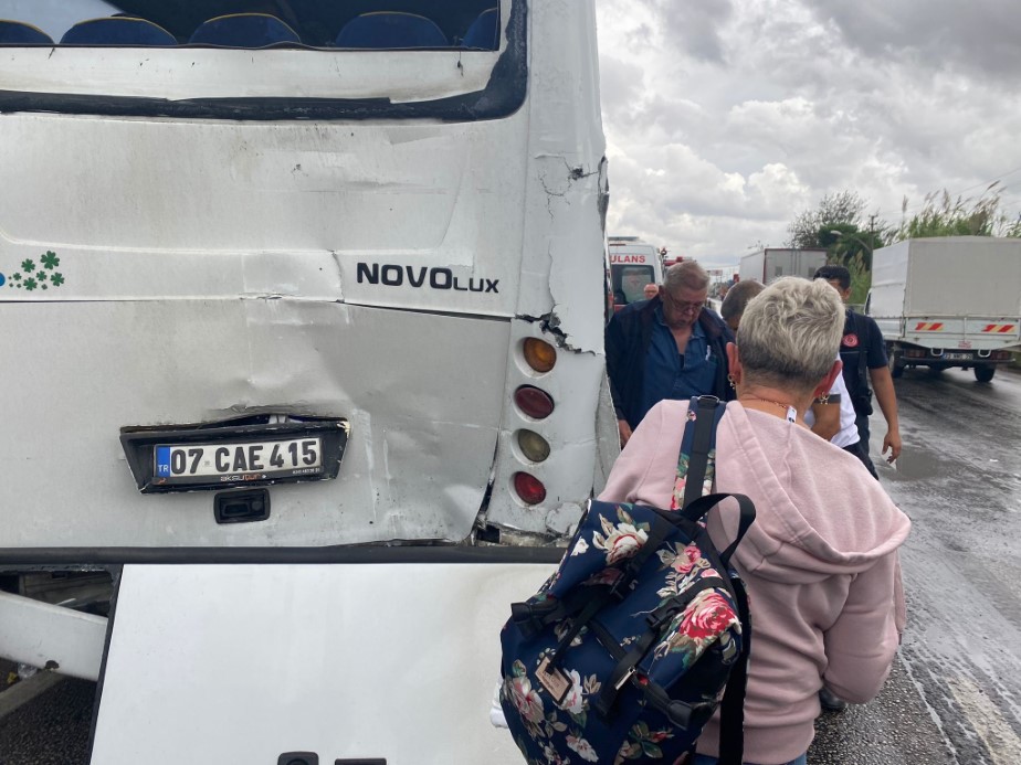 Antalya’da 4 araçlı zincirleme kaza: 2 Alman turist yaralandı