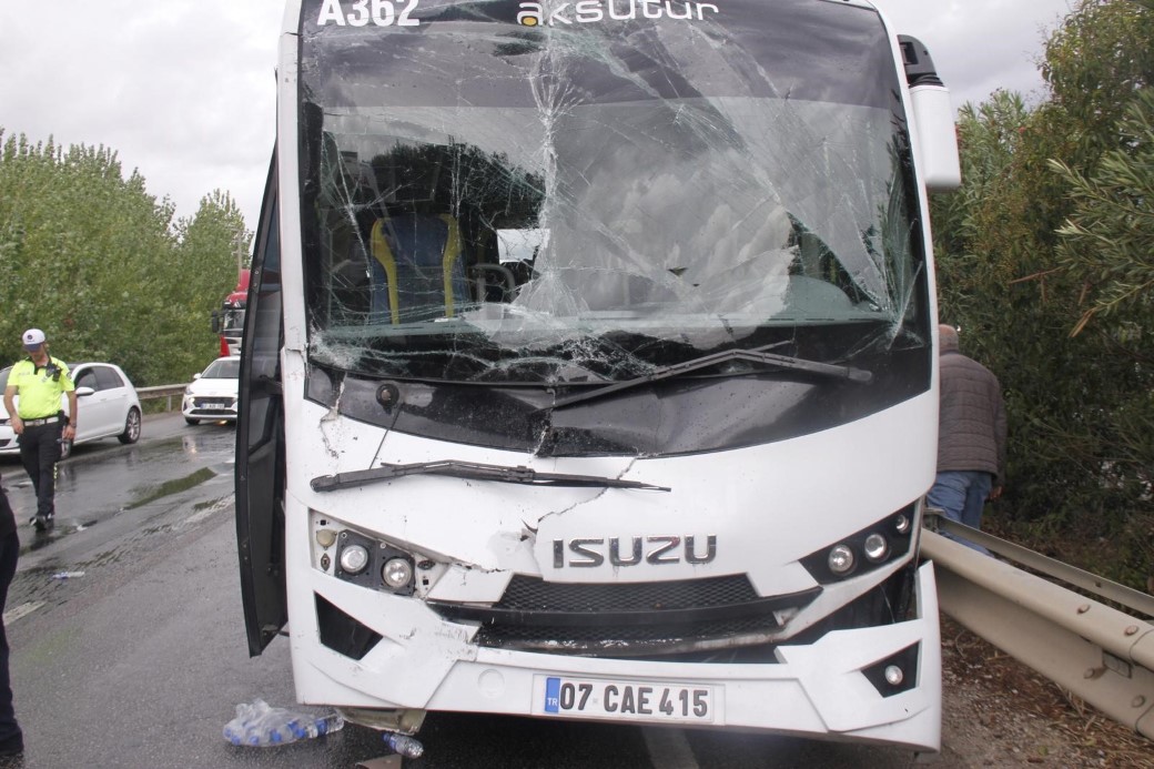 Antalya’da 4 araçlı zincirleme kaza: 2 Alman turist yaralandı