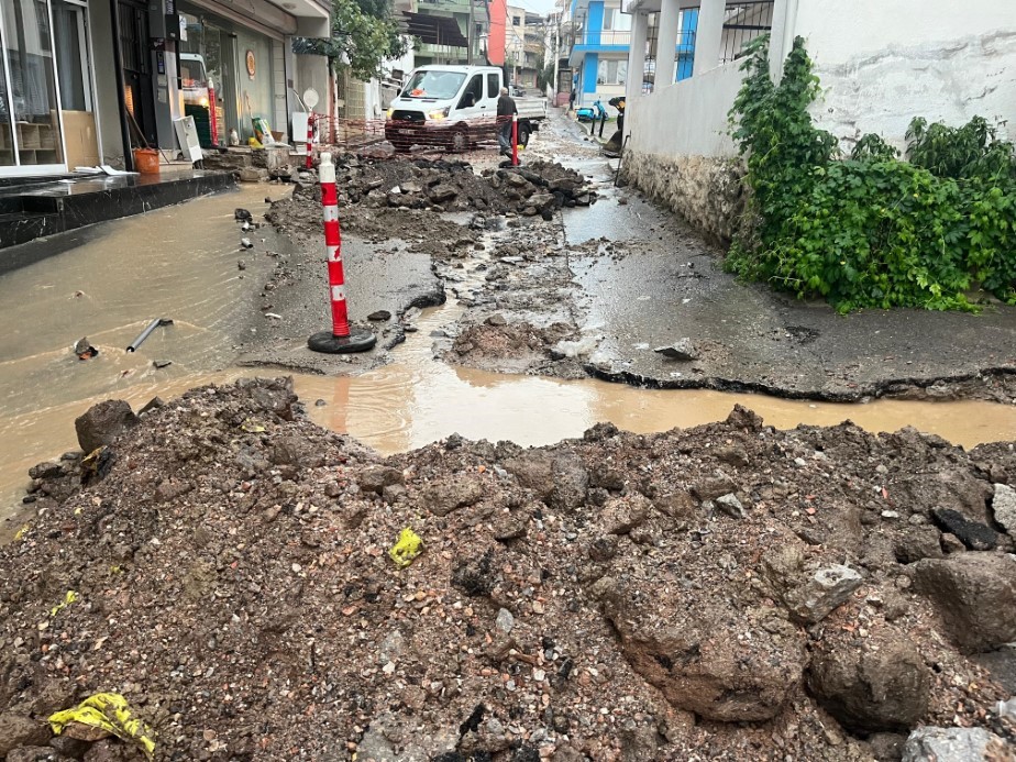 Bayraklı’da şiddetli yağış taşkınlara sebep oldu