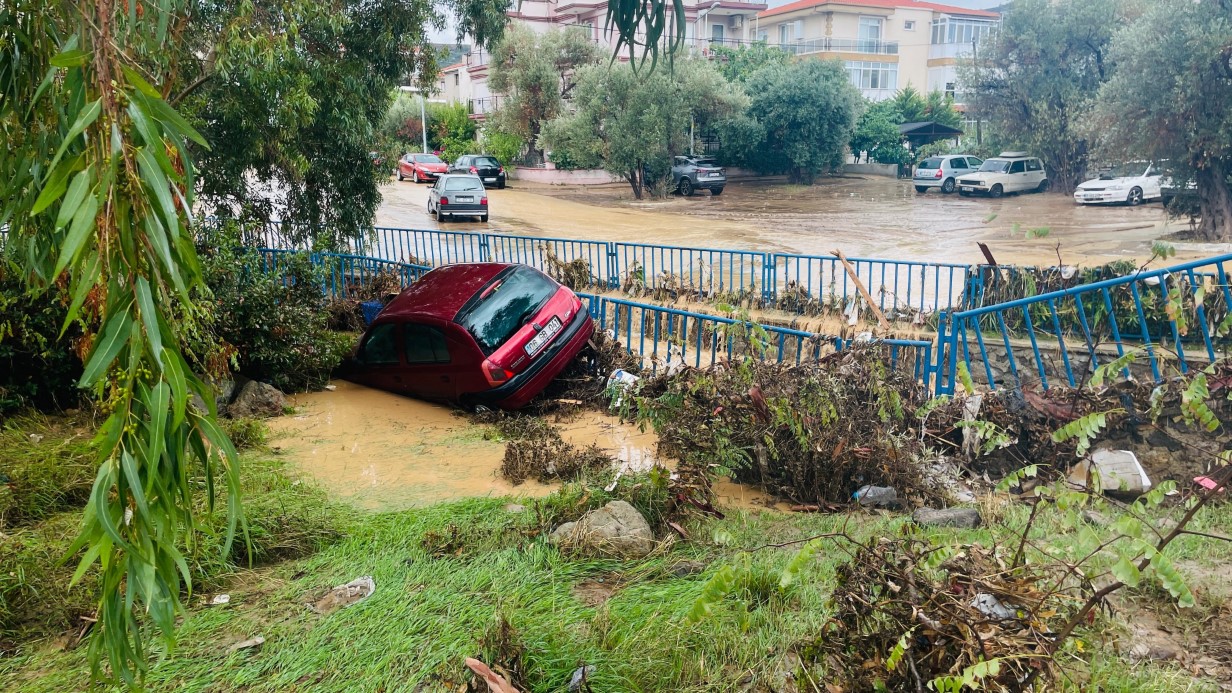 Foça’da yoğun yağış sele yol açtı: 1 kişi kayıp