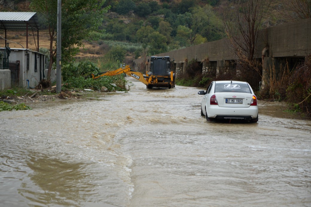 Antalya’da sağanak seraları da vurdu