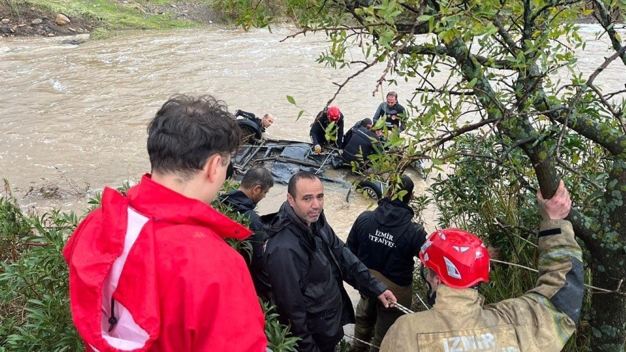 Foça’da yoğun yağış sele yol açtı: 1 kişi kayıp