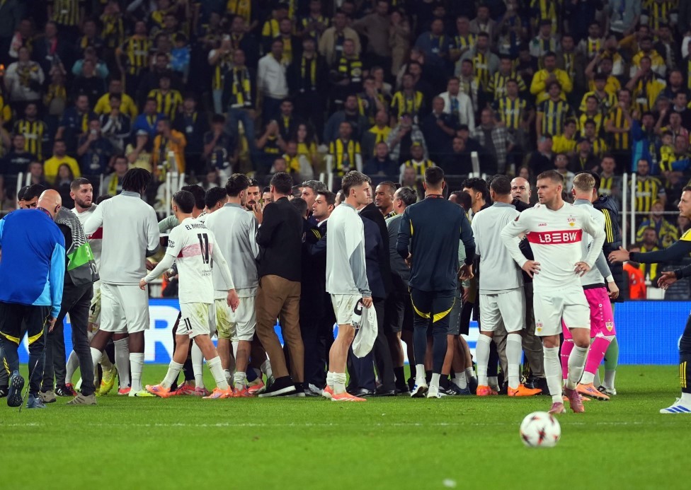Fenerbahçe- Stuttgart maçında son düdük çaldı, ortalık karıştı