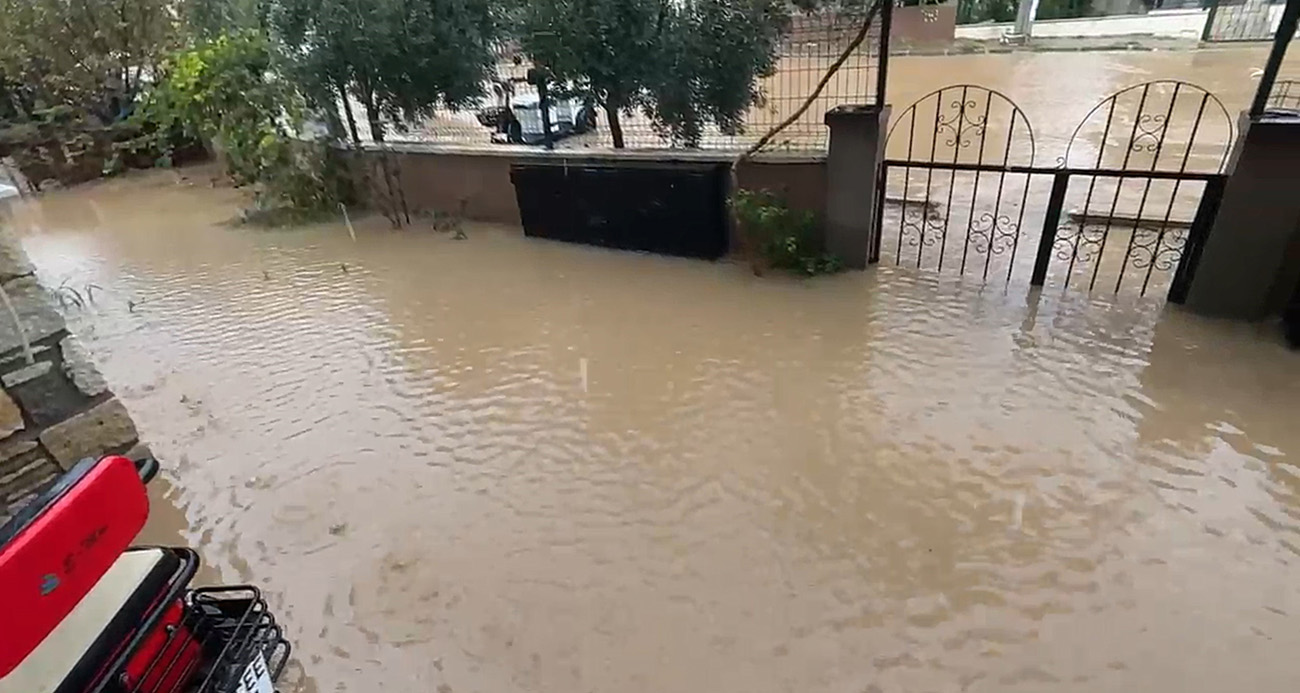 İzmir’de sağanak yağış yolları göle çevirdi