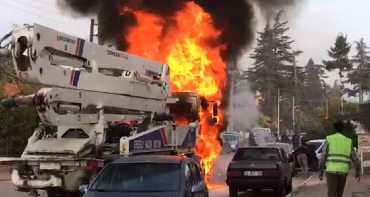Beton pompası alev alev yandı, 2 otomobil zarar gördü