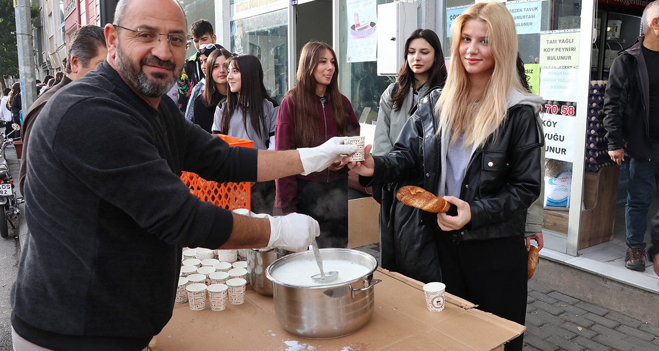 Bir bardak süt ile önyargıları yıktı