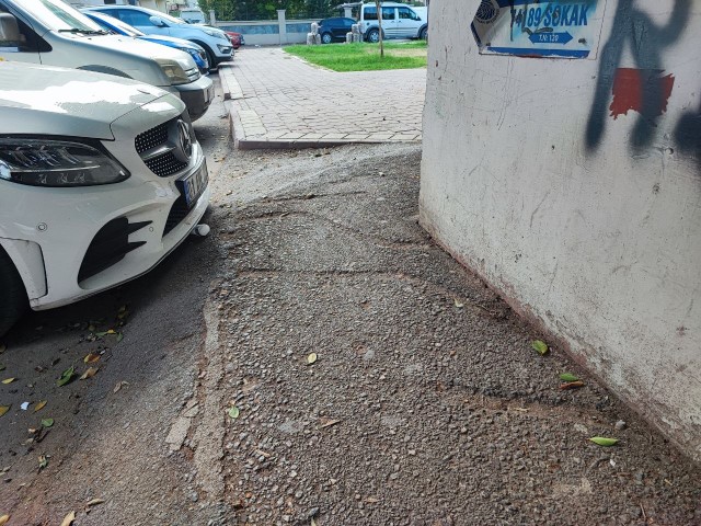Seyhan Belediyesi parke taşı bulamayınca kaldırımı asfaltladı