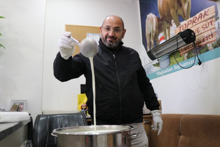 Bir bardak süt ile önyargıları yıktı, anlamlı etkinlik taktir topladı