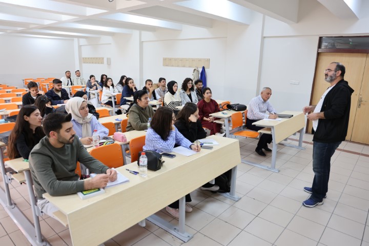 58 yaşındaki dede, 18 yaşındaki torunuyla aynı üniversitede okuyor