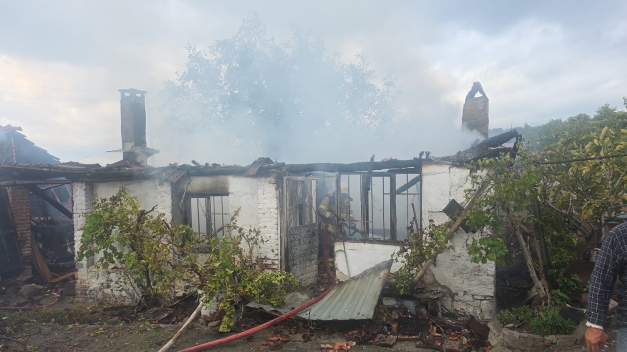 İzmir’deki yangında 91 yaşındaki kadın yaşamını yitirdi