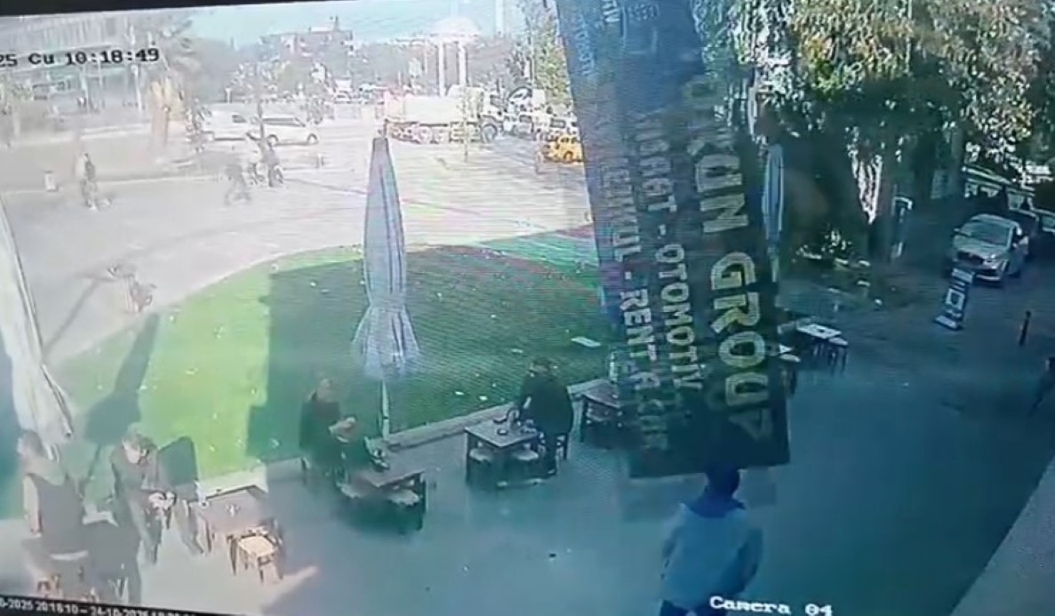 Bursa’da şiddetli lodos tabelayı uçurdu: Kafedeki 2 kişi tabelanın altında kalmaktan son anda kurtuldu