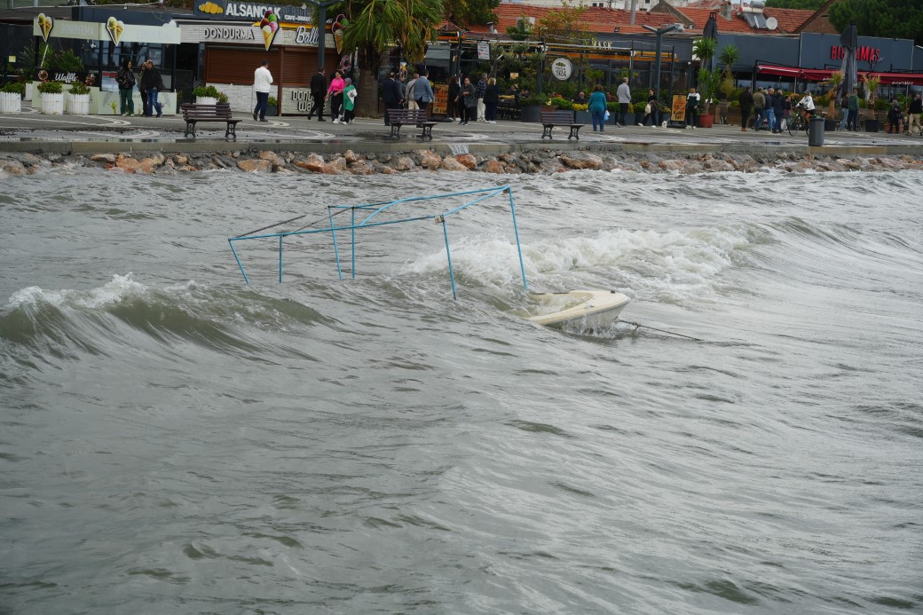 Edremit Körfezi’nde şiddetli lodos balıkçı teknelerini batırdı
