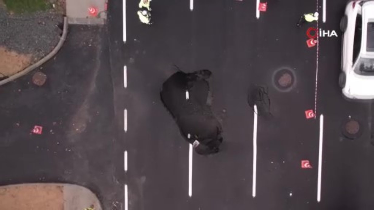 İstanbul’u sağanak vurdu! Yol çöktü, caddeler su altında kaldı