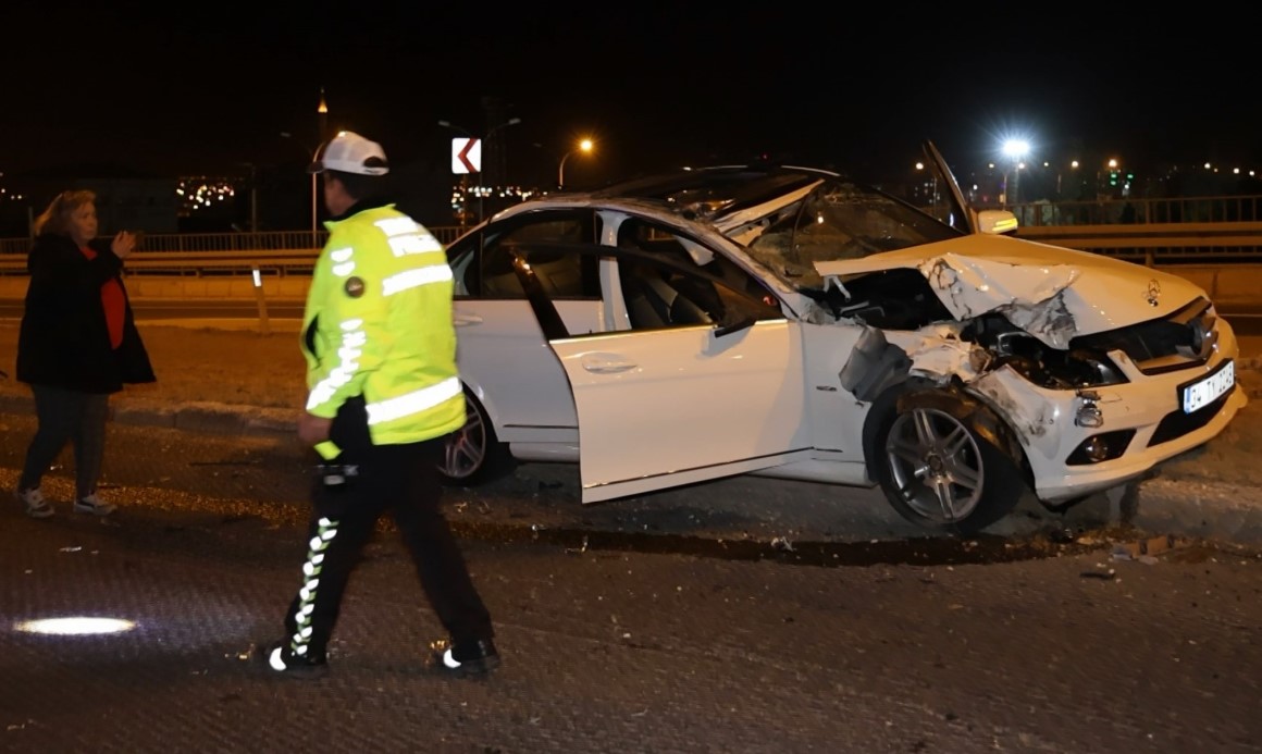 Aday sürücü alkollü araç kullandı, tıra arkadan çarptı: Ehliyeti daimi olarak iptal edildi