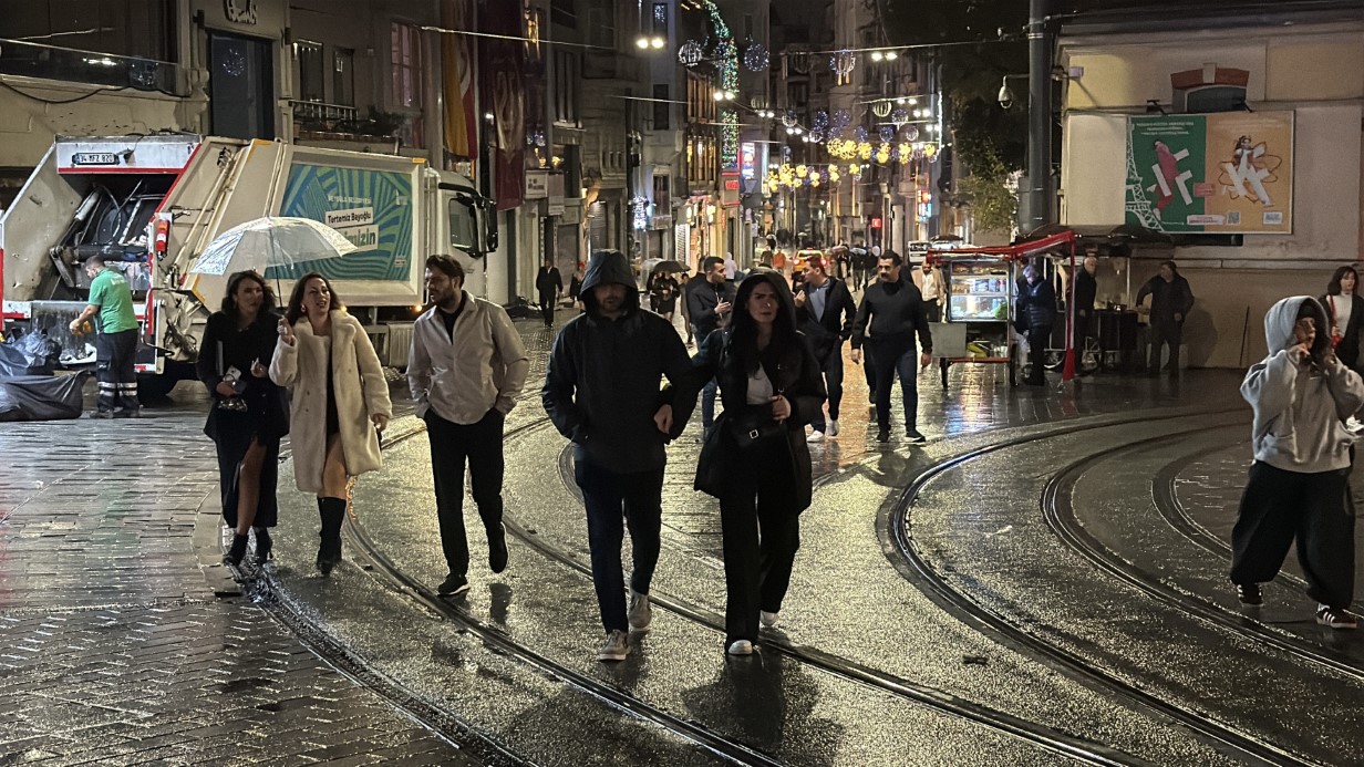 İstanbul’u sağanak vurdu! Yol çöktü, caddeler su altında kaldı