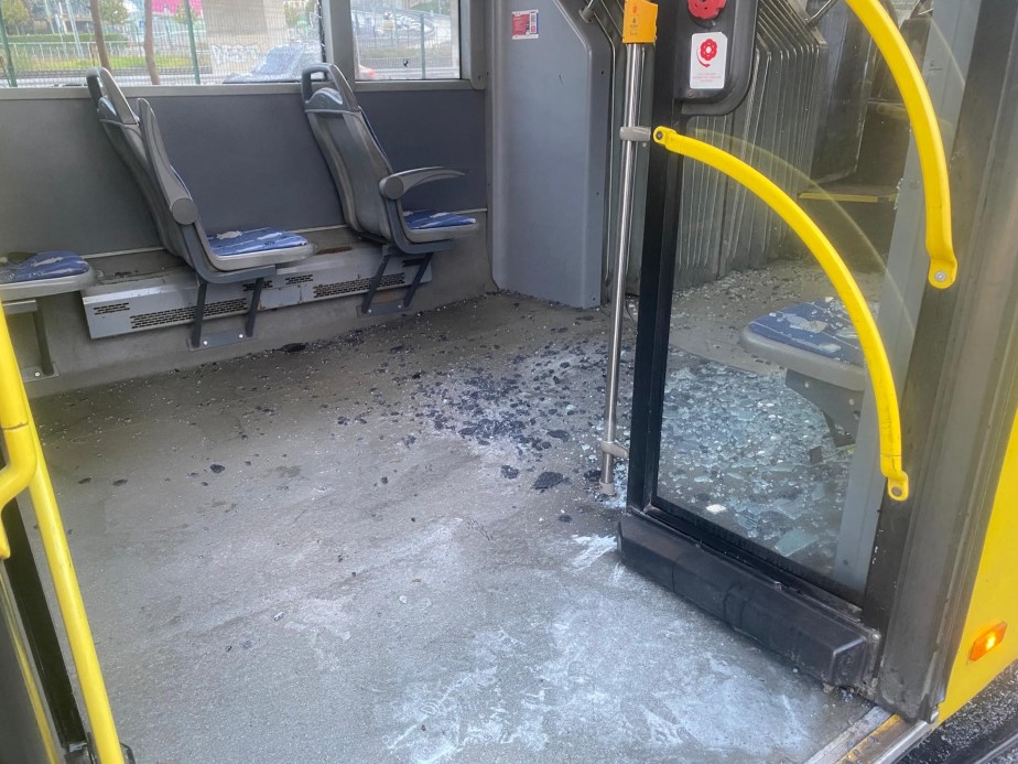 Kadıköy’de alkollü İETT şoförü bariyerlere saplandı: 2 yaralı