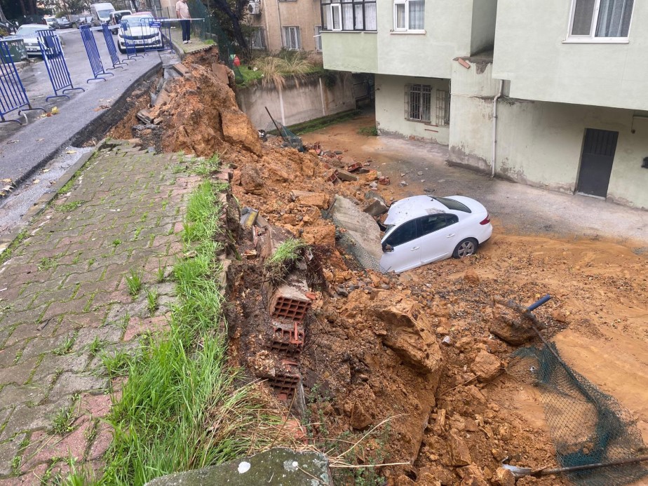 Maltepe’de istinat duvarı park halindeki 3 otomobilin üzerine çöktü