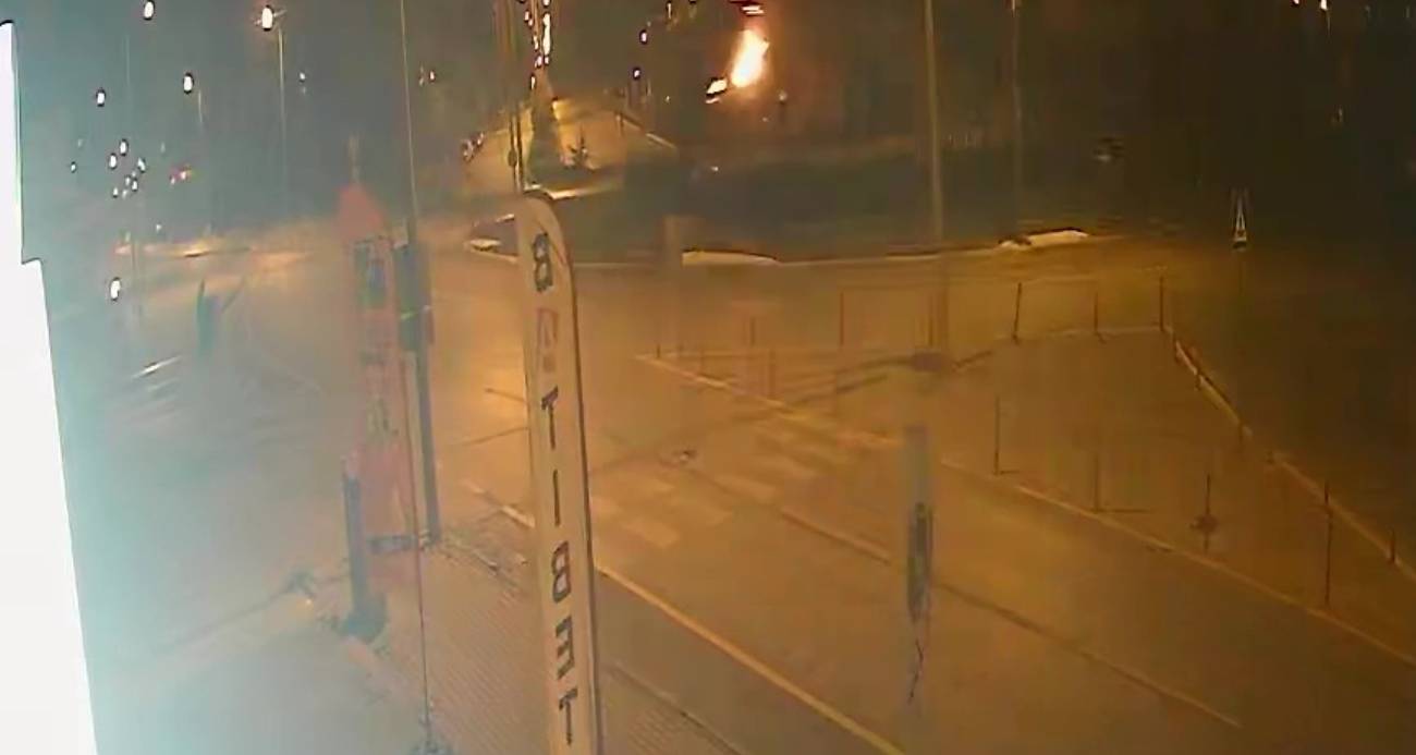 Süratle kavşağa giren otomobil heykelleri biçerek metrelerce havaya uçtu