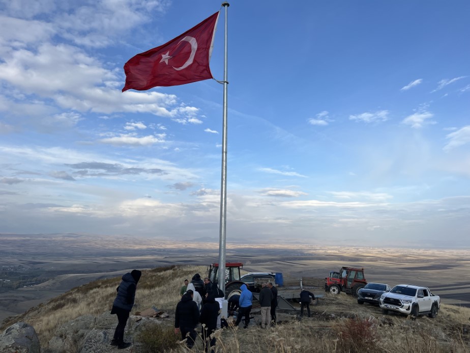 Karslı köylülerin 20 yıllık hayali: Ermenistan sınırına Türk bayrağı diktiler