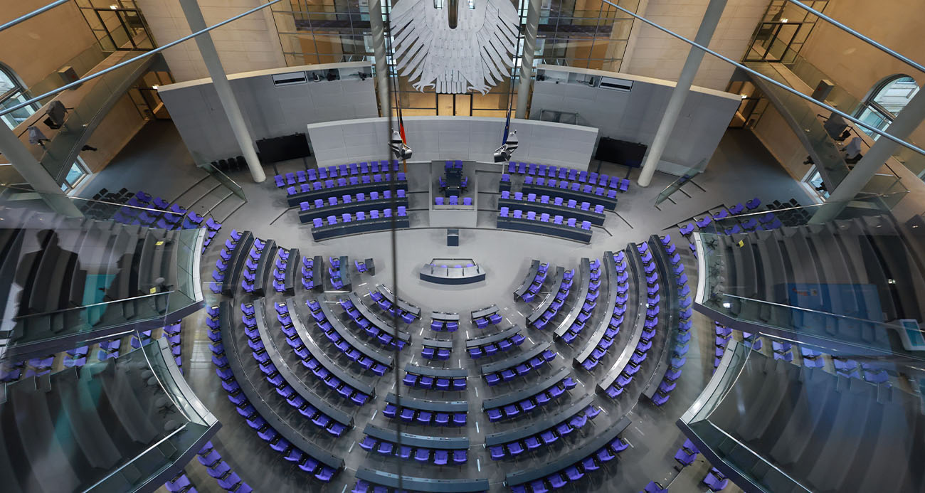 Almanya İçişleri Bakanı Alexander Dobrindt, öğrencileri muhtemel kriz ve savaşlara hazırlamak için eğitim müfredatına ders konulmasını önererek, "Bir okul yılı boyunca öğrencilerin hangi tehdit senaryolarının ortaya çıkabileceği ve bunlara nasıl hazırlanacağı konusu ders olarak okutulmalıdır" dedi.