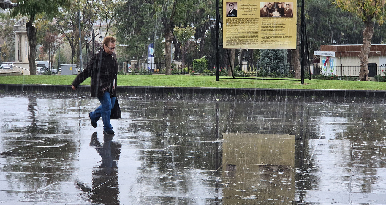 Tekirdağ’da sağanak yağışta vatandaşlar kaçacak yer aradı