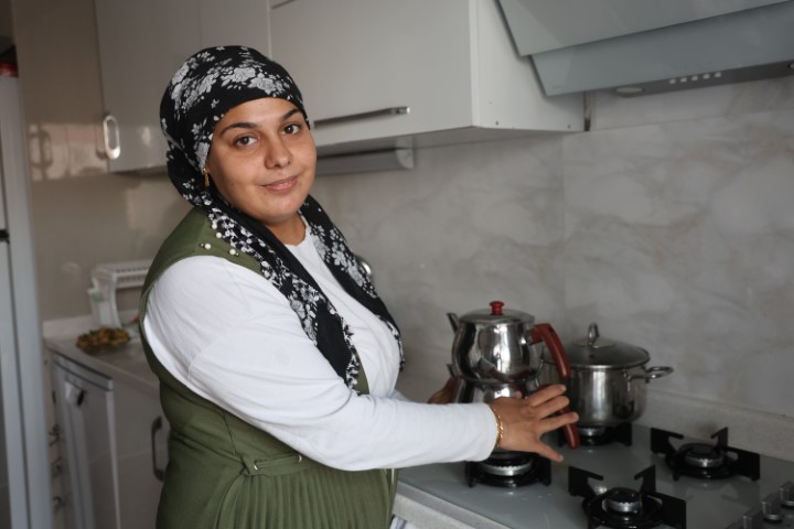 Kışı ailesiyle birlikte yeni yuvasında geçirecek olmanın mutluluğunu yaşayan depremzede kadın: