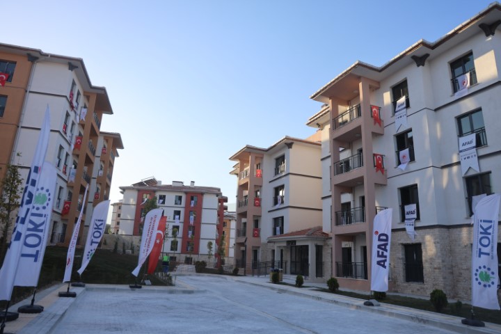 Kışı ailesiyle birlikte yeni yuvasında geçirecek olmanın mutluluğunu yaşayan depremzede kadın: